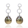 Pendientes largos de oro blanco de 18 quilates con perla tahití y 30 diamantes talla brillante.