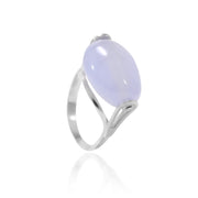 Sortija en oro blanco de 18 quilates con calcedonia oval.