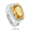Sortija en oro blanco de 18 quilates, con una piedra cuarzo citrino uniforme y una orla de 103 diamantes talla brillante.