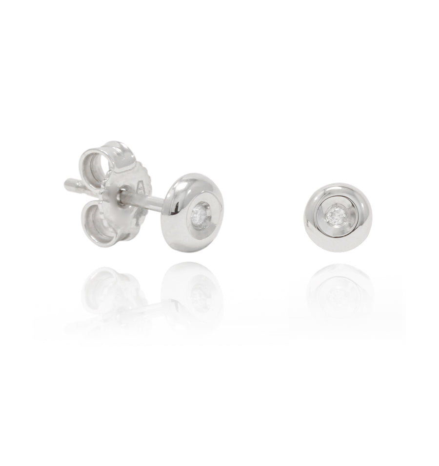 Pendientes chatón realizados en oro blanco de 18 quilates con diamante central talla brillante.