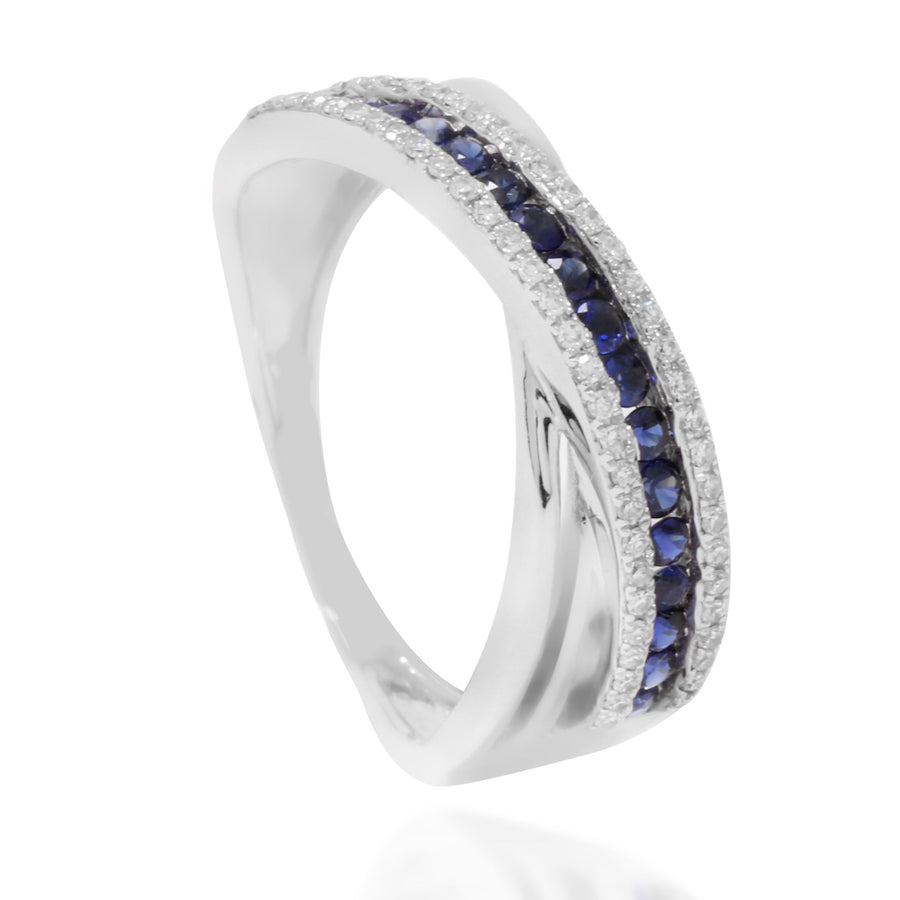 Sortija en oro blanco de 18 quilates, con 58 diamantes talla brillante y zafiros azules en el centro.