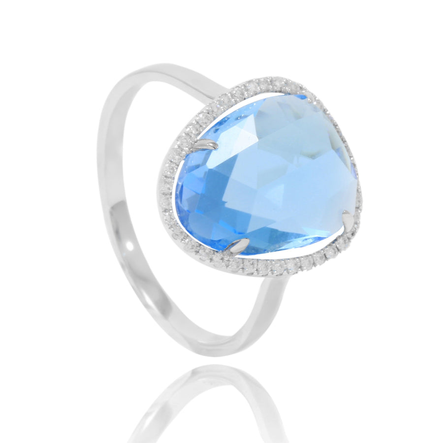 Sortija en oro blanco de 18 quilates, con un topacio azul facetado y una orla de 38 diamantes talla brillante.