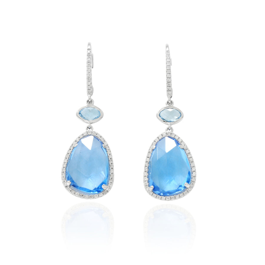 Pendientes realizados en oro blanco de 18 quilates con cuatro topacios azules facetados y 96 diamantes talla brillante con un peso total de 0,264 cts. El peso de los topacios es 6,85 cts. 