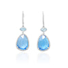 Pendientes realizados en oro blanco de 18 quilates con cuatro topacios azules facetados y 96 diamantes talla brillante con un peso total de 0,264 cts. El peso de los topacios es 6,85 cts. 