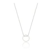 Gargantilla en oro blanco de 18 quilates, con un redondo hueco con 30 diamantes talla brillante.