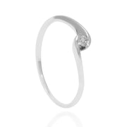 Sortija solitario en oro blanco de 18 quilates con un diamante talla brillante, brazo cruzado.