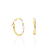 Pendientes criollas de 19mm engarzadas circonitas en carril, en oro amarillo de 18 quilates.