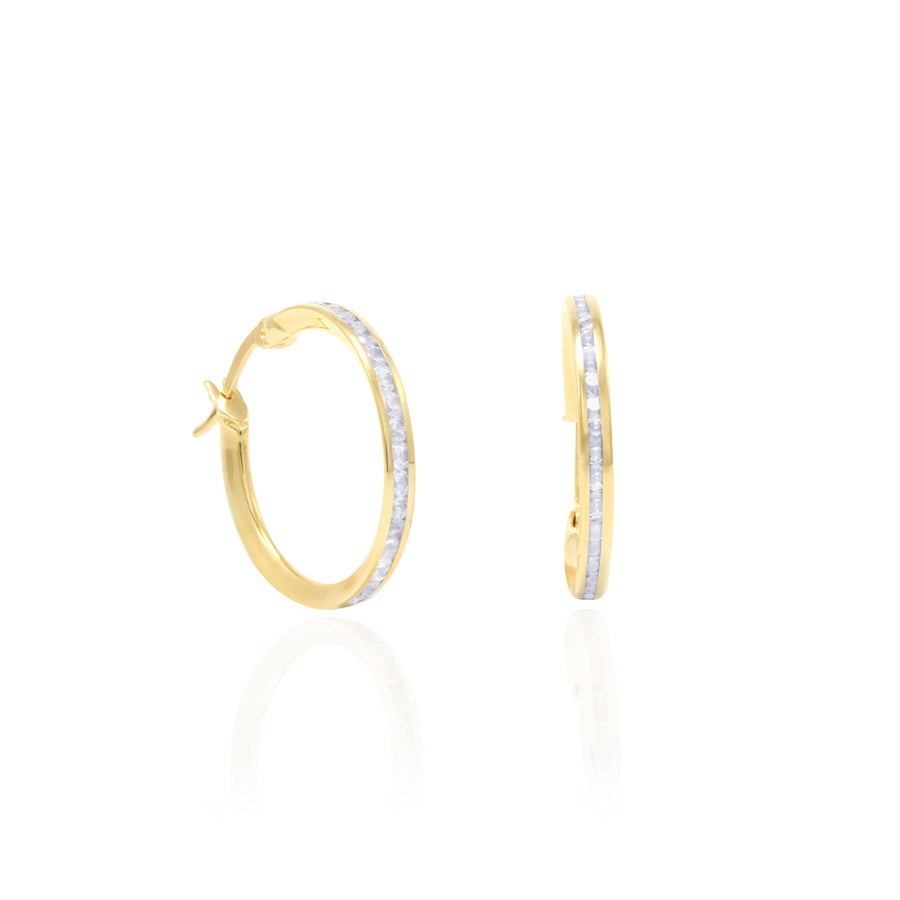 Pendientes criollas de 19mm engarzadas circonitas en carril, en oro amarillo de 18 quilates.