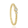 Sortija realizada en oro amarillo de 18 quilates, con tres diamantes talla brillante engarzados individualmente en chatón 