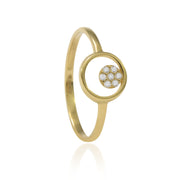 Sortija en oro amarillo de 18 quilates con circonitas.