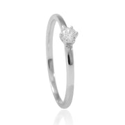 Sortija solitario en oro blanco de 18 quilates con un diamante talla brillante engarzado en seis garras.