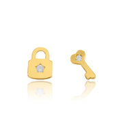 Pendientes de oro amarillo 18 quilates en forma de candado y llave con una circonita en cada uno.