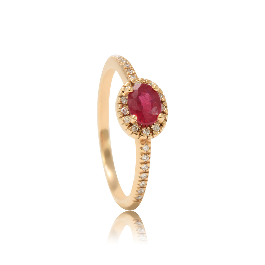 Anillo de oro rosa con diamantes y rubí talla oval 