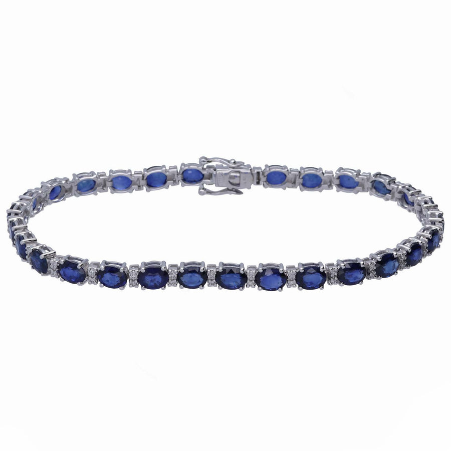 Pulsera riviere de oro blanco de 18 quilates con 28 zafiros y 58 diamantes alternados engastados en garras. El peso total de los diamantes es 0,42cts. 